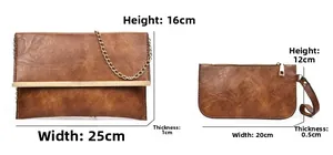 Détail de l'ensemble pochette en similicuir marron avec chaîne dorée et zip