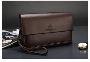 Detail van donkerbruine leren clutch met logo in reliëf en metalen rits aan de zijkant