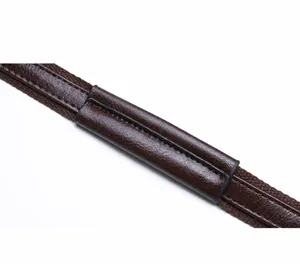 Close-up van nauwkeurig dubbel stiksel en litchi-textuur op donkerbruine PU-lederen riem