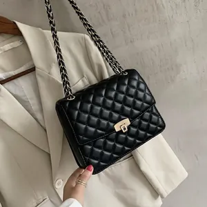 Sac à bandoulière matelassé noir classique avec chaîne dorée et fermoir rotatif chic