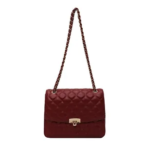 Sac bandoulière bordeaux matelassé avec chaîne dorée et fermoir rotatif métallique