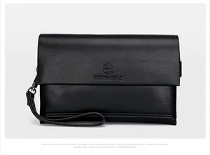 Detailopname van FEIDIKABOLO zakelijke herenclutch van zwart leer met litchi-korreltextuur