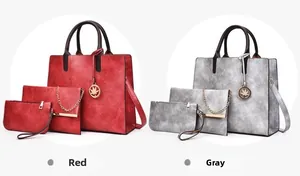 Détail de l'ensemble de 3 grands sacs seaux en similicuir texturé en rouge et gris