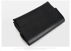 Detail van de zwarte lederen business clutch met korrelstructuur en logo-opdruk