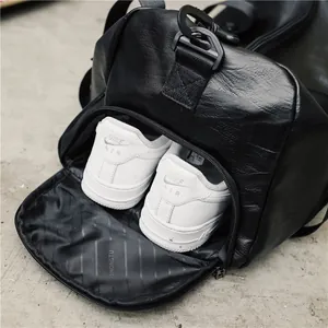 Sac de sport en cuir PU noir avec compartiment à chaussures et texture grainée élégante