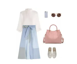 Mise à plat du sac rose à motif crocodile avec chemisier blanc et ensemble jupe midi