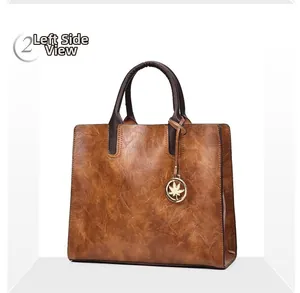 Vue latérale d'un sac cabas marron en similicuir avec double anse et breloque feuille d'érable