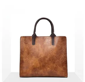 Détail de la vue arrière du sac seau vintage en similicuir marron à texture fine
