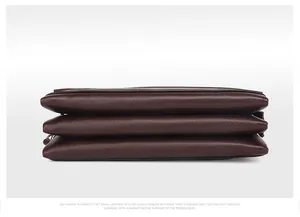 Detailweergave van de gelaagde orgelstructuur en textuur van deze lederen clutch tas