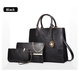 Vue détaillée du lot de 3 sacs noirs avec texture litchi et accessoires en métal doré