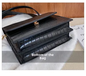 Detailansicht des schwarzen Taschenbodens mit Krokoprägung und Ziehharmonika-Struktur
