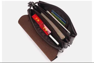 Macro-opname van herenleren clutch met drie grote vakken voor smartphone en contanten