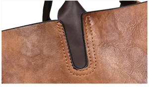 Gros plan sur le sac en cuir caramel montrant les détails de couture à double rangée