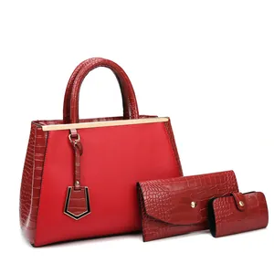Set di tre borse rosse con stampa coccodrillo, borsa a mano e bustina coordinata