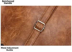 Détail du sac en cuir marron avec poignée renforcée et boucle en argent ajustable