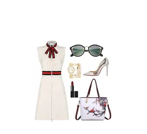 Piatto di un abito bianco senza maniche con dettagli a righe e borsa a fiori eleganti