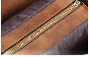 Vue détaillée de la fermeture éclair en métal doré et de la doublure du sac en cuir marron