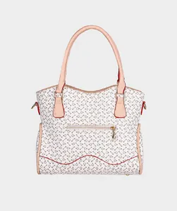 Vista trasera del bolso de moda con patrones geométricos y bolsillo con cremallera