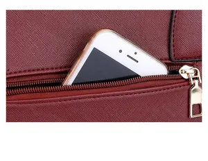 Dettaglio borsa bordeaux in ecopelle saffiano con tasca a zip dorata e scomparto per cellulare
