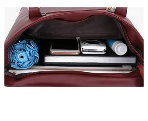 Interno spazioso di una borsa tote bordeaux con tasche e accessori organizzati