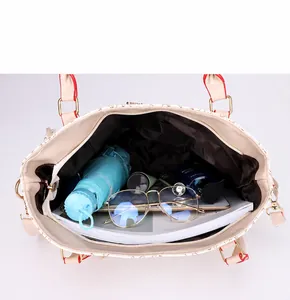 Vista interna de un bolso tote grande que muestra gran capacidad para objetos diarios
