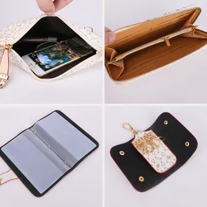 Detalle del set de 4 piezas con bolso de mano, billetera, tarjetero y estuche de llaves