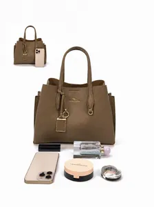 Détail montrant la grande capacité du cabas marron grainé avec accessoires essentiels