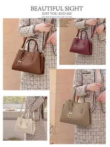 Collage de quatre sacs fourre-tout en cuir en plusieurs couleurs avec logos dorés