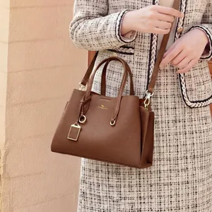 Sac fourre-tout en cuir marron pour femme à grande capacité avec détails dorés chic