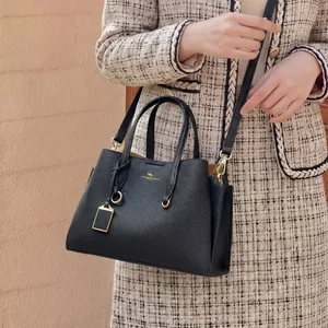 Sac fourre-tout classique en cuir noir à motif litchi avec ferrures dorées chic