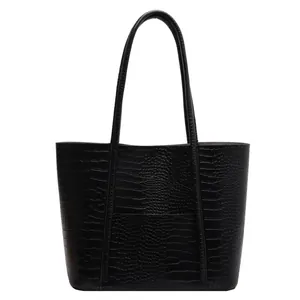 Classic black crocodile pattern tote bag with large capacity for women's daily commute