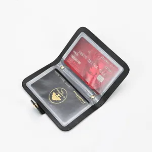 Dettaglio porta carte in pelle nera con scomparti in PVC trasparente e chiusura a scatto