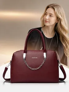 Detail der weinroten Lederhandtasche mit Silberkette und BALADO & BAG Logo