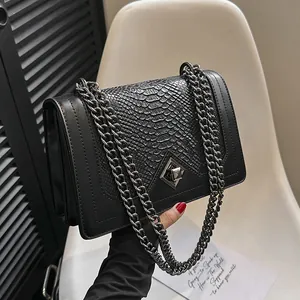 Sac bandoulière élégant en crocodile noir avec chaîne épaisse et fermoir métallique
