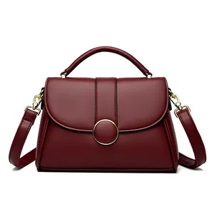 Elegante borsa in pelle rosso vino con fibbia in metallo dorato e tracolla rimovibile