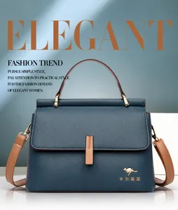 Dettaglio della borsa in pelle blu navy con manici marroni e logo a canguro