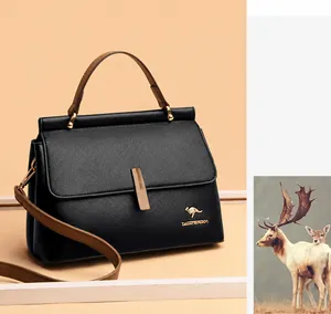 Dettaglio borsa in pelle nera martellata con manici marroni e logo a canguro dorato