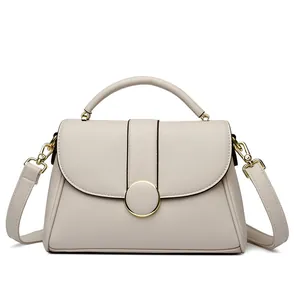Borsa beige in ecopelle con fibbia dorata rotonda e tracolla staccabile