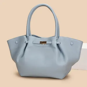Hellblaue Flügeltasche mit Lychee-Textur und goldener Schnalle für den täglichen Pendelverkehr