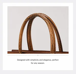 Dettaglio borsa shopper marrone con trama a coccodrillo e cuciture artigianali rifinite