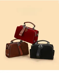 Drei Vintage-Boston-Taschen in Burgund, Braun und Schwarz mit matter Wildledertextur