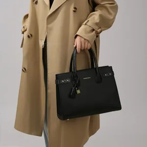 Borsa tote nera in pelle con dettagli coccodrillo e finiture dorate eleganti