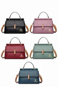 Opzioni di colore delle borse in pelle nelle varianti nero, viola, rosso, verde e blu