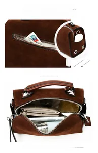 Detail der braunen Wildleder-Boston-Tasche mit großem Fassungsvermögen und vielen Taschen