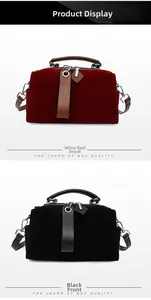 Detailansicht der burgunderroten und schwarzen Boston-Taschen aus Wildleder mit Ringen