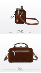 Detailansicht der Seiten- und Rückseite einer dunkelbraunen Boston-Tasche aus Wildleder mit Leder