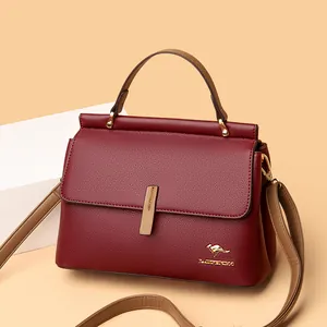 Borsa in pelle martellata bordeaux con manici a contrasto e tracolla regolabile in studio