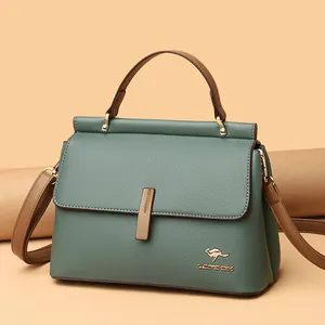 Elegante borsa a mano in pelle verde smeraldo con emblema a canguro dorato e manico superiore