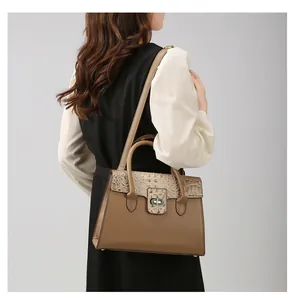 Schultertasche mit braunem und beigeem Krokodilmuster-Patchwork und Metallschloss