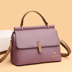 Borsa a mano viola in pelle grana litchi con manici marroni e logo dorato
